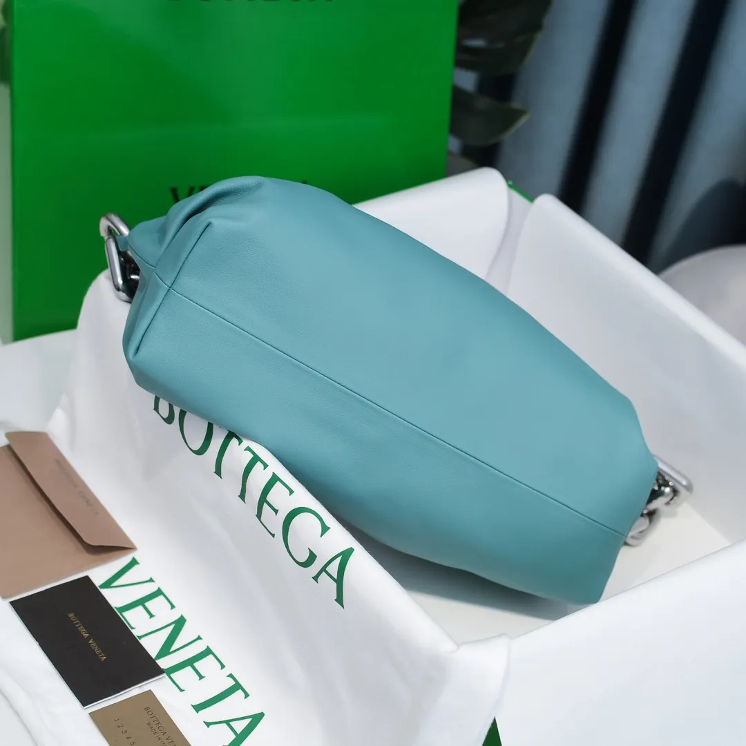 2020 new products will continue to upgrade the cloud bag to the вoттega veneтa chain cloud bag. It is still developed with imported original leather as standard. This hardware chain needs to be light on the upper body and can only be made of all-steel material. It is made of hollowed metal. You don’t have to worry about its weight. Major celebrity fashion bloggers have used it to attend fashion shows. Who can resist the charm of this large gold chain [smile] Style number: 6708# Size: 30*16*12